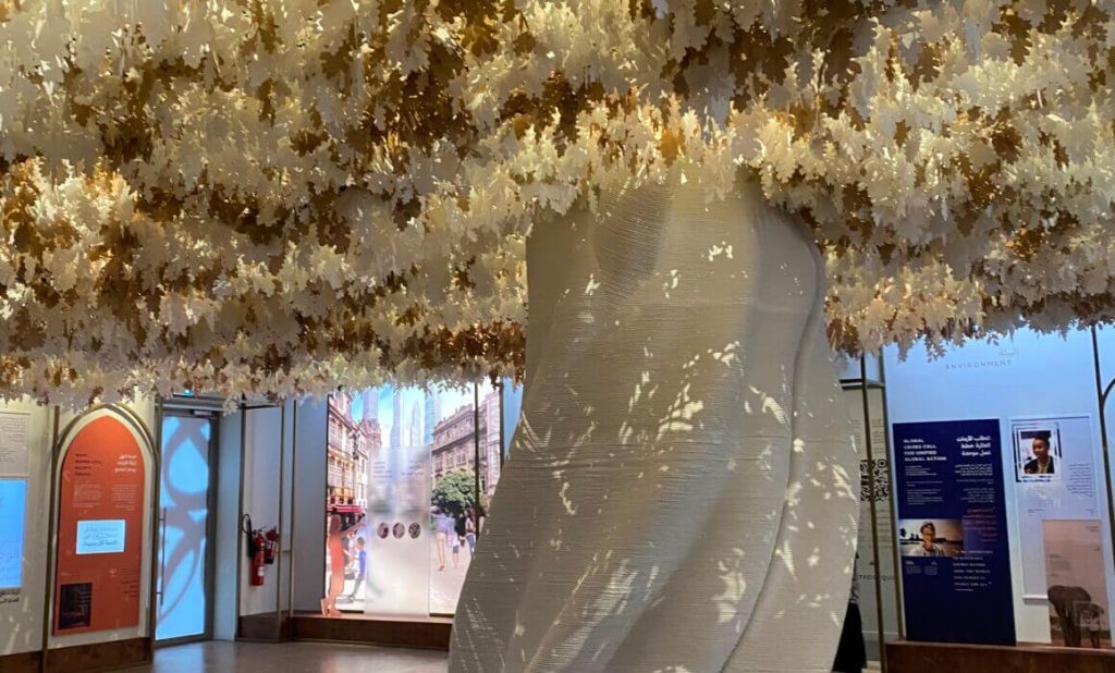 Stunning tree made with paper leaves