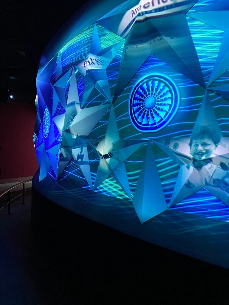 Good use of projection onto a 3D surface